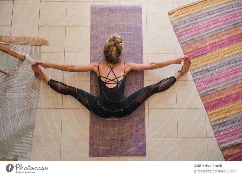 Luftaufnahme einer Frau, die zu Hause Yoga macht und sich dehnt Antenne Dröhnen Meditation Achtsamkeit Muskel Kunstturnen Gleichgewicht Beweglichkeit trainiert.