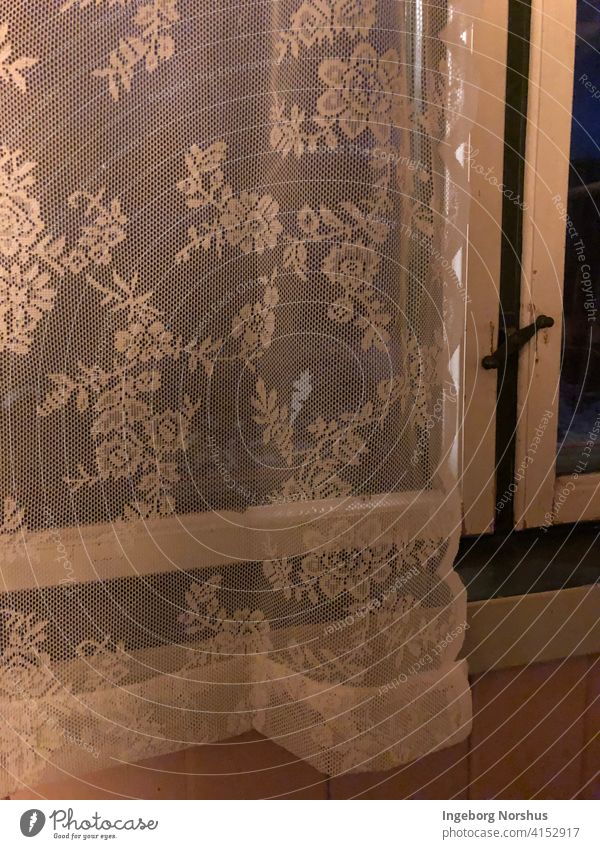 Weißer Vintage-Spitzenvorhang in dunklem Fenster Gardine Muster Textil Rahmen alt altehrwürdig Nacht im Innenbereich durchsichtig Transparenz Kabine Vorhang