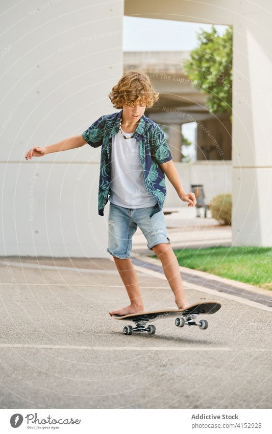 Junge in Sommerkleidung auf einem Skateboard Jugendzeit Vitalität springend Fähigkeit Teenager Einstellung freudig Gleichgewicht Hipster Beweglichkeit