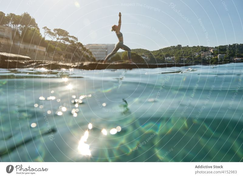 Frau macht Yoga am Meer MEER üben Asana Pose Berg-Pose urdhva hastasana stehen Meeresufer Harmonie Wellness Lifestyle Natur Vitalität Dehnung Aktivität