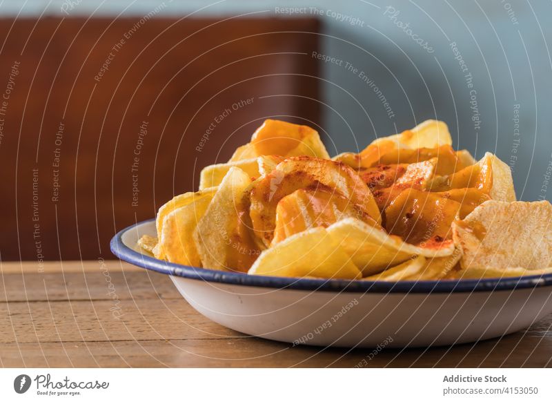 Leckere Kartoffelchips in Schale Chip Knusprig lecker Schalen & Schüsseln heimwärts Lebensmittel Snack Amuse-Gueule Paprika Haufen knirschen Kruste hölzern