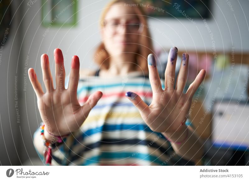 Kunsthandwerkerin mit bemalten Händen im Atelier Farbe Hand Finger Künstler Frau Anstreicher farbenfroh Wasserfarbe Pigment Werkstatt kreativ Inspiration