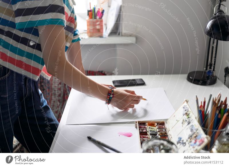 Kreative Frau malt im Workshop auf Papier Künstler Farbe Malerei kreieren Wasserfarbe online Tutorial Smartphone benutzend Internet kreativ Gerät Apparatur