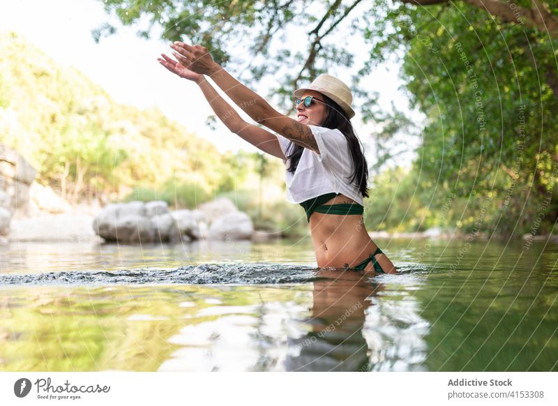 Ruhige Frau im See im Sommer Wald reisen genießen Urlaub Wasser Teich sich[Akk] entspannen Reisender sorgenfrei Ausflug Windstille Tourismus Feiertag ruhig