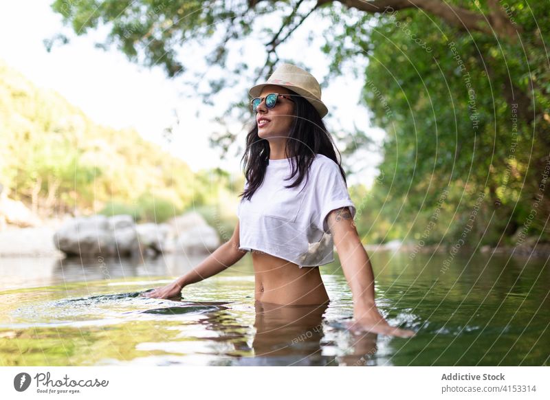 Ruhige Frau im See im Sommer Wald reisen genießen Urlaub Wasser Teich sich[Akk] entspannen Reisender sorgenfrei Ausflug Windstille Tourismus Feiertag ruhig