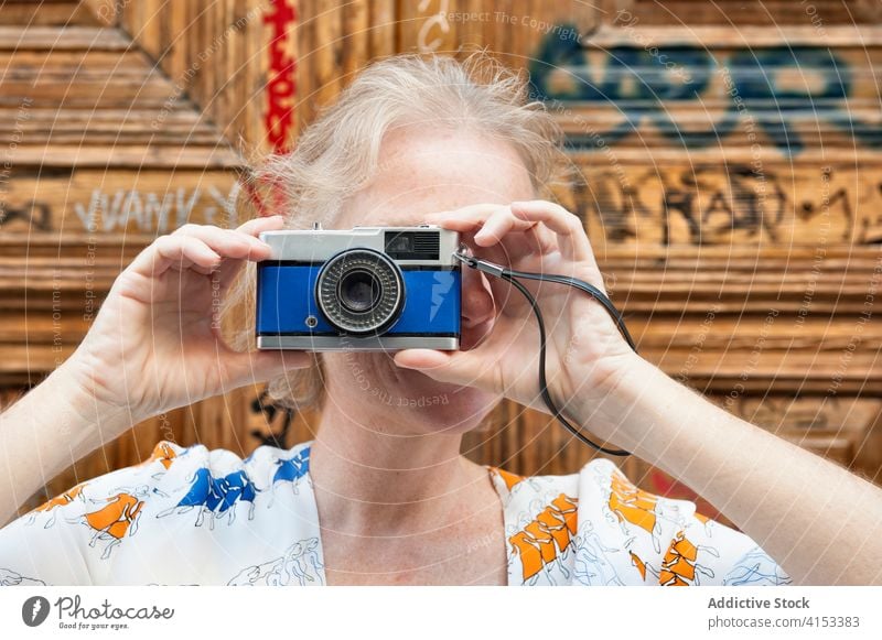 Reife Frau fotografiert mit Kamera altehrwürdig Fotoapparat fotografieren reisen Straße Reisender Inhalt reif Gedächtnis Moment Fotografie Ausflug Gerät