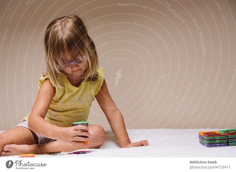 Kleines Kind spielt mit Konstruktor Spiel spielen Bauherr Bildung Klotz Mädchen Vorschule Spielzeug Entwicklung farbenfroh Kindheit wenig lernen Aktivität