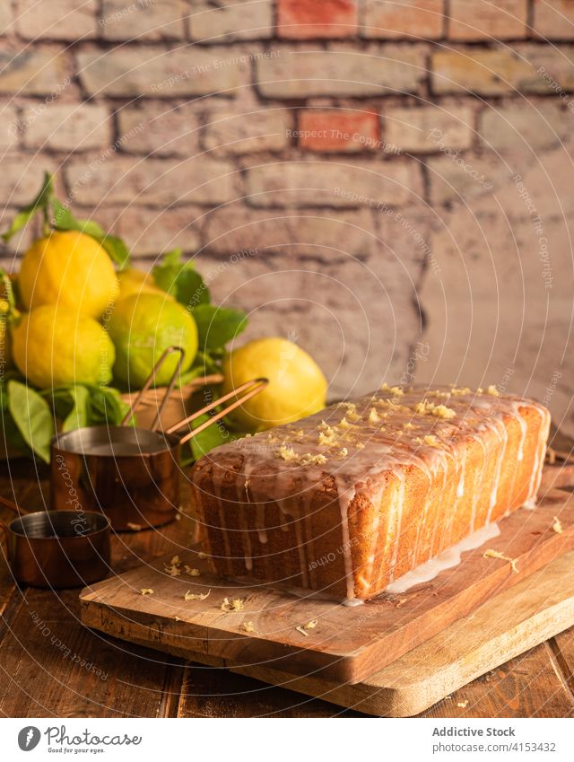 Hausgemachter Zitronenkuchen mit Glasur Kuchen Mohn gebacken Gebäck süß Dessert Zuckerguß Lebensmittel selbstgemacht Koch frisch rustikal appetitlich Küche