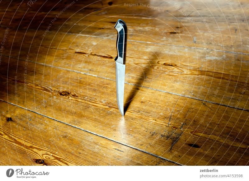 Messer im Boden boden dielen dielenboden dolch einstich holz küchenmesser messerwerfer stehen tatwaffe