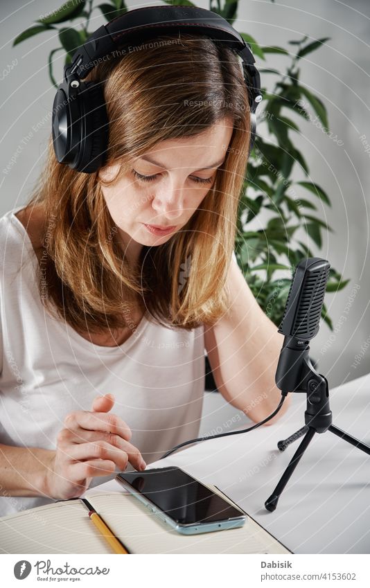 Frau mit Kopfhörer hört Audiokurs. Podcast Bildung Lernen online Mikrofon Online-Bildung Rundfunksendung Atelier Radio Blogger Ausstrahlung Medien Musik Gerät