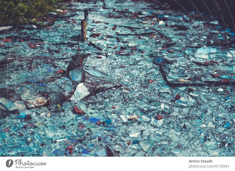 Nahaufnahme von bunten Glasscherben, die den Boden bedecken abstrakt Unfall Hintergrund Pause gebrochen Riss geknackt Absturz zerdrückt Schaden Trümmer