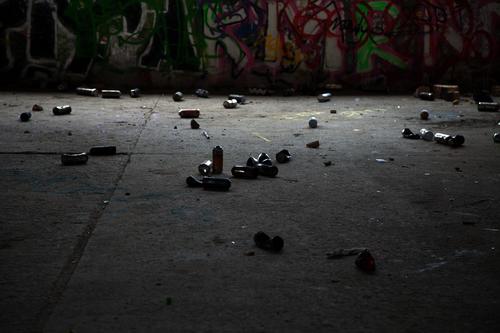 Müll vom Sprayer sprayer Graffiti Spraydose sprühen sprayer Kriminalität Jugendkriminalität Kultur düster verboten Gang Gangsta Rap Hiphop Stadtrand jugend