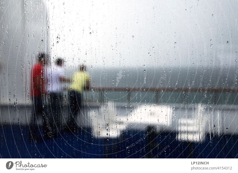 3 Jungs Männer Schifffahrt Fähre reisen Urlaub Zusammensein Freunde Regen Tropfen Scheibe grau Wetterumschwung