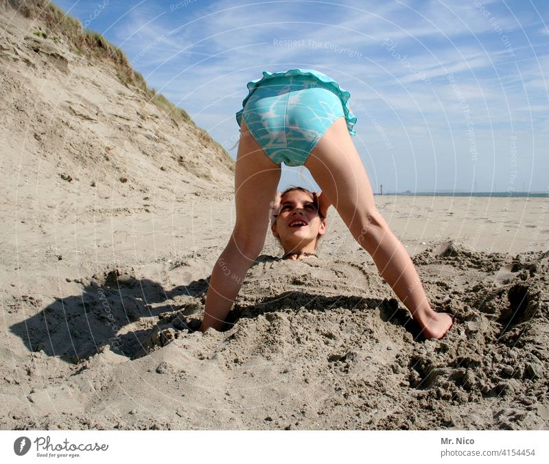 empfehlung I nicht den Kopf verlieren kopflos Strand gebeugt bücken kopf in den sand stecken Kopf verdreht Kopf in den Händen Gesicht gelenkig Sand Düne