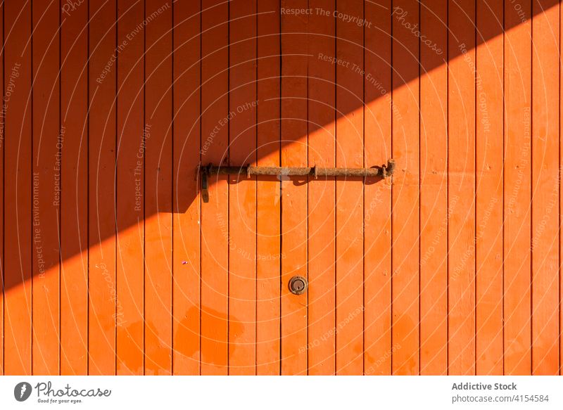 Alte Tür mit schäbigem Riegel hölzern Sperrriegel Metall verwittert Schloss alt Rust farbenfroh Textur sa caleta Ibiza Spanien Grunge Konstruktion Eingang