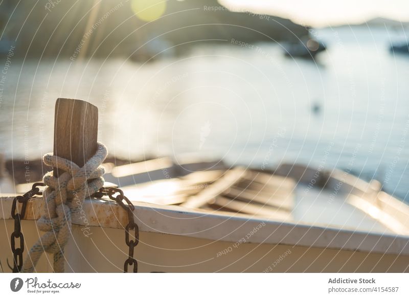 Boot am Strand in Meeresnähe Ufer schäbig MEER Meereslandschaft Küste Wasser ruhig erstaunlich sa caleta Ibiza Spanien Windstille Sommer Natur idyllisch Gefäße