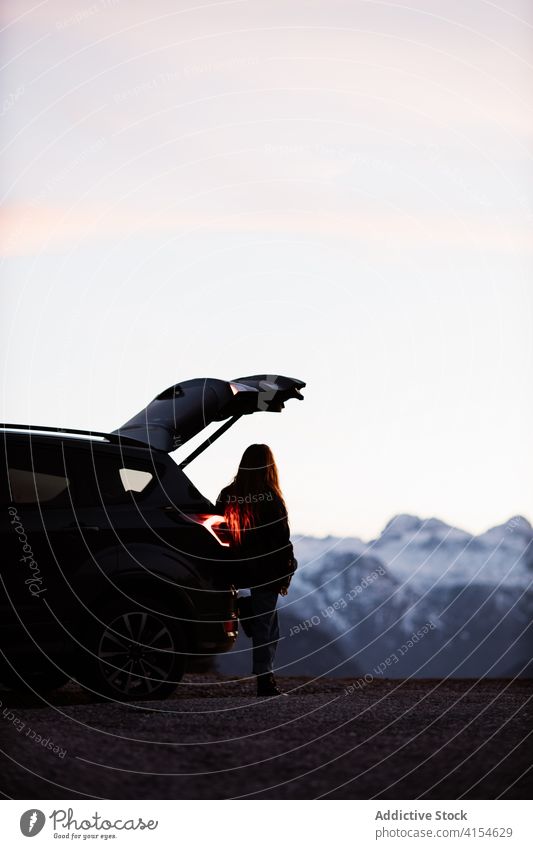 Einsame Frau in der Nähe des Autos im Hochland reisen Berge u. Gebirge PKW bewundern Abend sich[Akk] entspannen friedlich Automobil Deutschland Österreich
