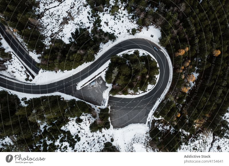 Straßenkreuzung im Wald im Winter Abzweigung PKW Laufwerk Schnee nadelhaltig Saison Wälder Österreich Deutschland einsam Landschaft Frost malerisch reisen