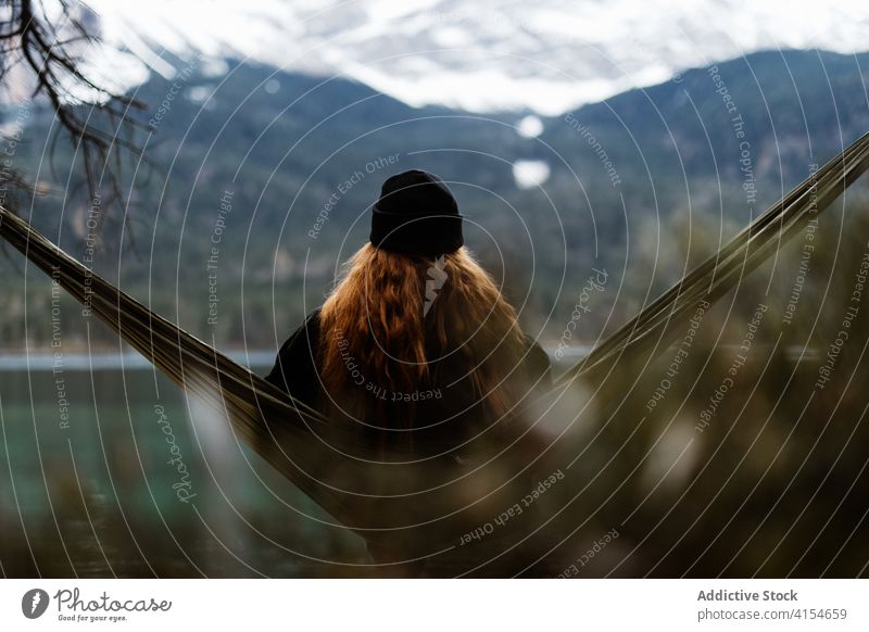 Frau entspannt in Hängematte in der Nähe von See Berge u. Gebirge sich[Akk] entspannen bewundern Landschaft Teich Hochland Herbst Deutschland Österreich