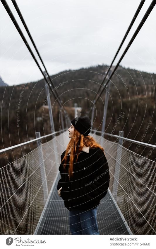 Reisende Frau zu Fuß entlang Brücke in bergigem Gebiet Reisender Spaziergang Berge u. Gebirge Hochland Fernweh Tourist Suspension Konstruktion Deutschland