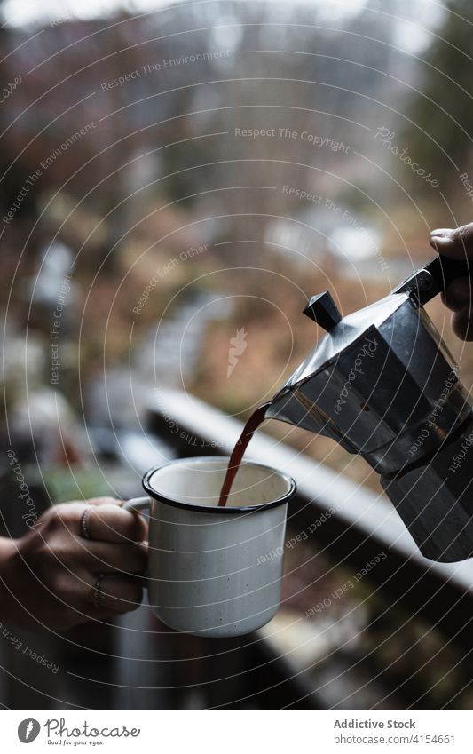 Reisende gießen heißen Kaffee in Becher im Herbst Natur eingießen reisen Emaille Heißgetränk Pause ruhen Zusammensein Landschaft Getränk Tasse