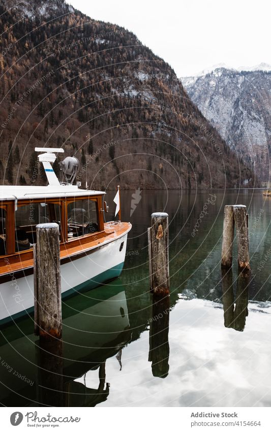 Boot auf dem See in der Nähe der Berge vertäut Berge u. Gebirge Herbst Gefäße Maure Natur kalt reisen Landschaft Umwelt Deutschland Österreich Wasser Windstille