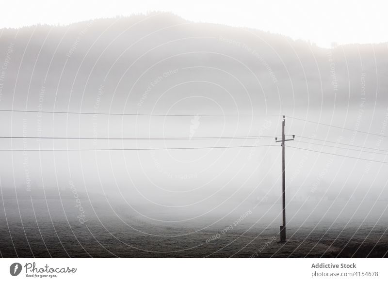 Strommast und Drähte im nebligen Bergtal Mast Draht Kabel Nebel Berge u. Gebirge sehr wenige grau Tal Morgen Landschaft elektrisch kalt Natur Umwelt Dunst