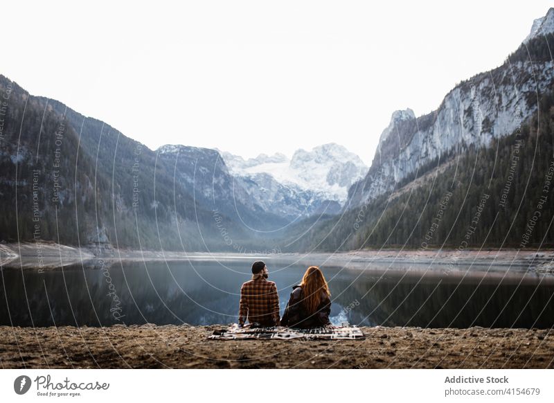 Reisendes Paar bewundert Bergsee im Herbst Tag See Berge u. Gebirge Ufer Landschaft reisen romantisch sich[Akk] entspannen friedlich Erholung Felsen stumm
