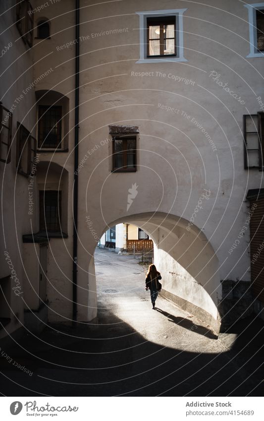 Frau geht durch den Bogen eines alten Gebäudes Torbogen Architektur gealtert Stein Durchgang Eingang reisen Stadt Wand Tourismus Deutschland Österreich