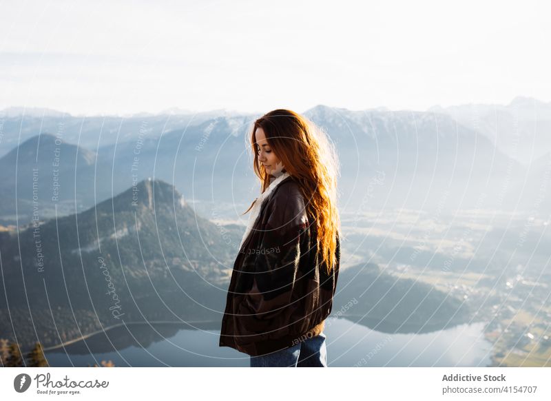 Reisende Frau auf einem Hügel im Hochland Morgen Berge u. Gebirge Reisender genießen Nebel Herbst Saison Ambitus Deutschland Österreich Tourist Oberbekleidung