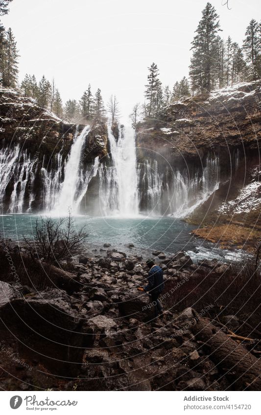 Wasserfall in verschneiten bergigen Wald im Winter Tag Schnee fließen Natur Landschaft Pool kalt strömen malerisch reisen Tourismus USA Vereinigte Staaten