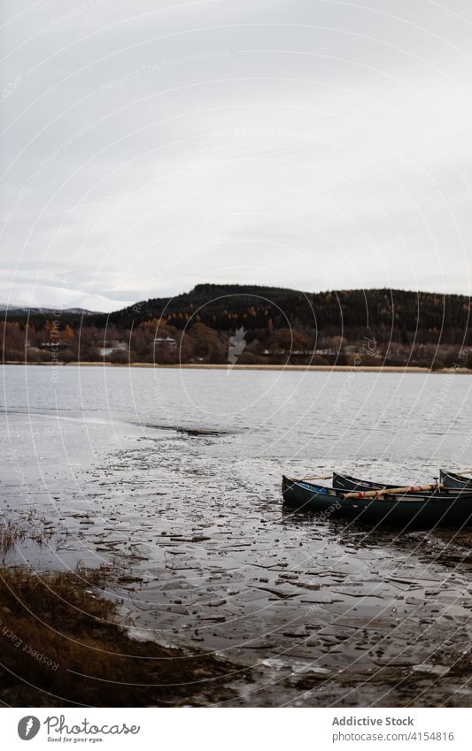 Boot am Seeufer in den Bergen Ufer Berge u. Gebirge Stimmung Gefäße trist Herbst Saison Windstille Schottisches Hochland Schottland Großbritannien