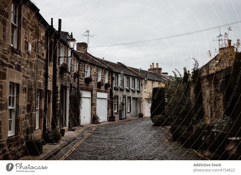 Enge Straße mit alten Gebäuden in der Stadt eng Grunge verwittert trist wolkig Architektur Schottisches Hochland Schottland Großbritannien