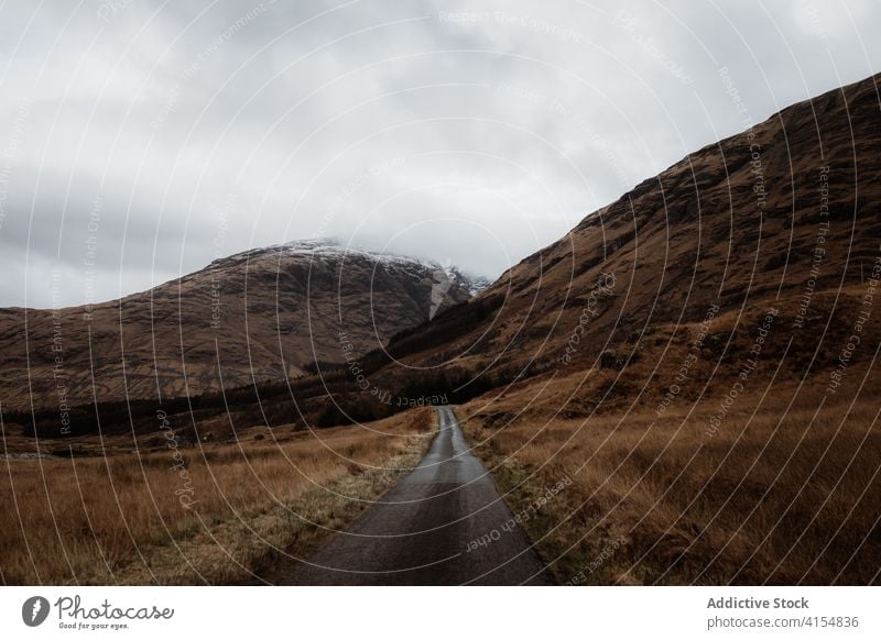 Verschneiter Berggipfel im Herbst Berge u. Gebirge Landschaft Schnee trist Schottisches Hochland Schottland Großbritannien vereinigtes königreich felsig fallen