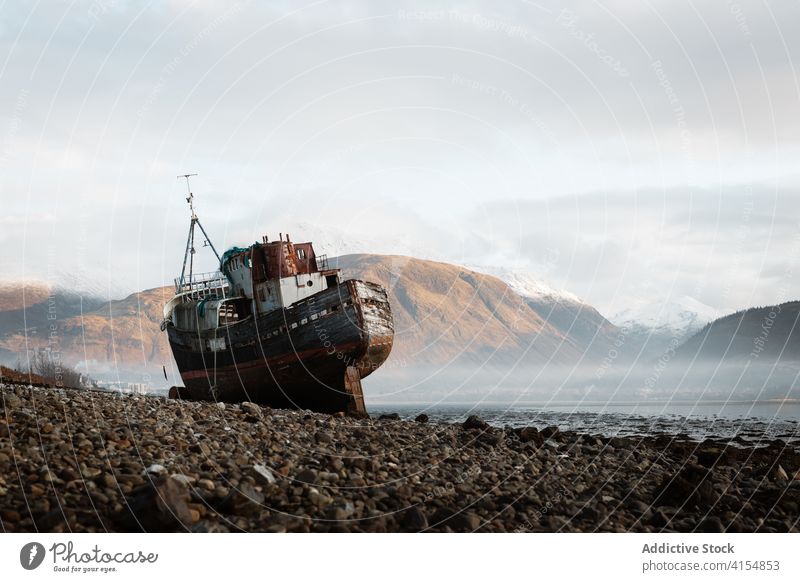 Fischerboot am Ufer im Hochland Fischen Boot Berge u. Gebirge Maure Morgen Nebel friedlich Landschaft Schiff Schottisches Hochland Schottland Großbritannien
