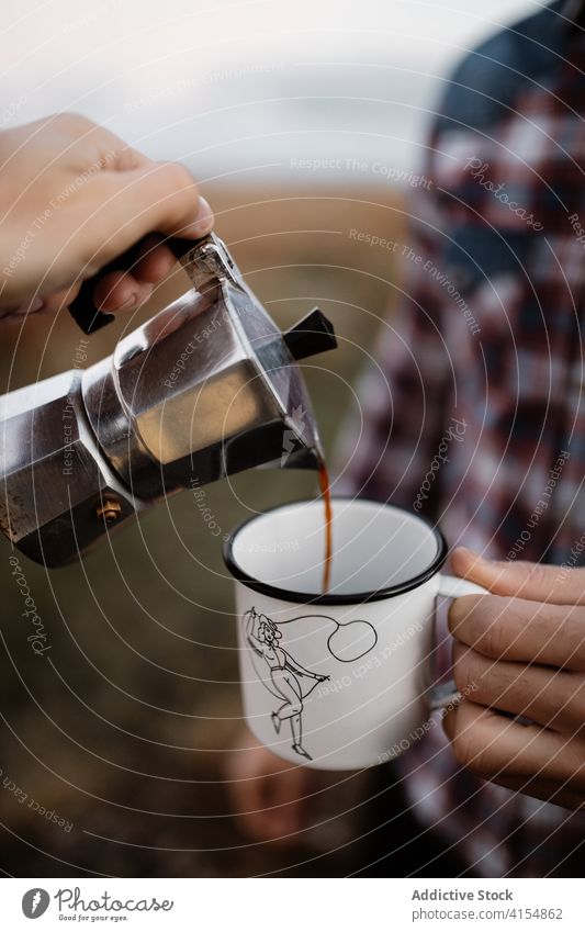 Reisende, die Kaffee in eine Metalltasse gießen eingießen Reisender Tourist Zusammensein Heißgetränk Abenteuer Geysir Kaffeemaschine Tasse Schottisches Hochland