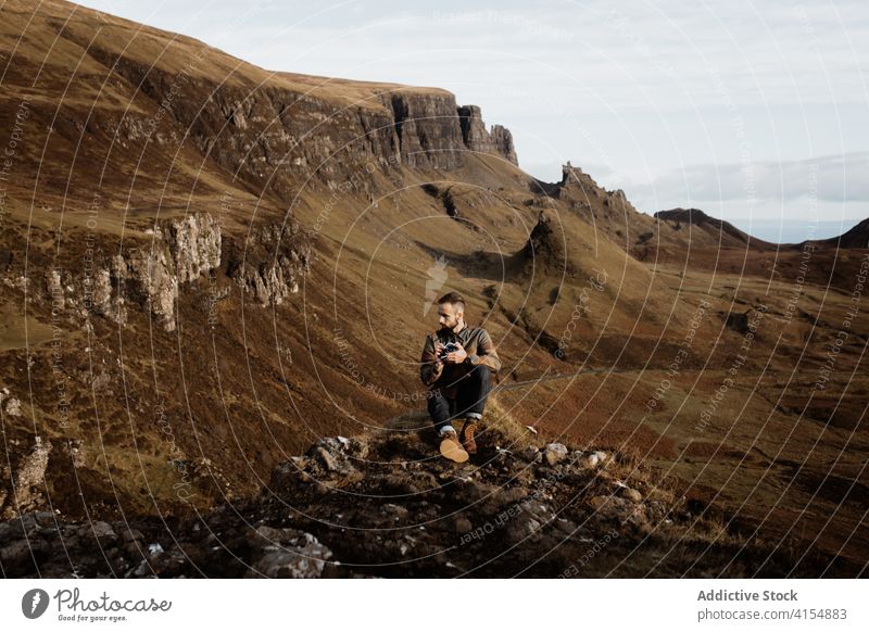 Männlicher Reisender beim Fotografieren im Hochland im Herbst reisen Berge u. Gebirge fotografieren Mann Landschaft Kamm Saison männlich Schottisches Hochland