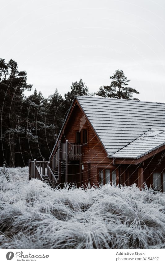Holzhaus auf dem Lande im Winter wohnbedingt Haus hölzern Dorf Gebäude Cottage Schnee Saison Fassade Schottisches Hochland Schottland Großbritannien