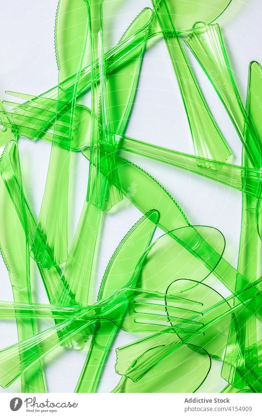Kit von bunten Kunststoff-Besteck auf weißem Hintergrund Einwegartikel Imbissbude Gabel Messer Löffel Geschirr Utensil Kulisse grün Werkzeug Küchengeräte