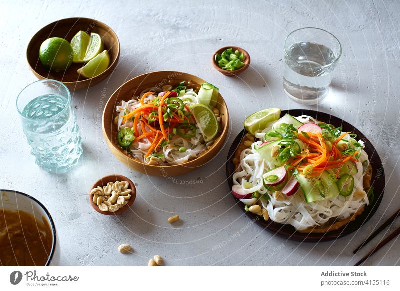 Vegane Reisnudeln Salatbeilage Lebensmittel Veganer Draufsicht Salatgurke Gemüse Nudel Kalk Erdnuss Saucen asiatisch Kochen Chinesisch frisch Abendessen grün