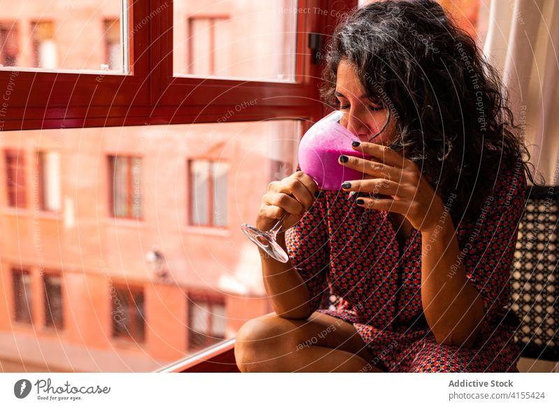 Weiblich entspannt zu Hause trinken gesunden Smoothie Frau geschmackvoll Saft Natur frisch lecker Cocktail Frucht Vegetarier Diät tropisch Kefir nachdenklich