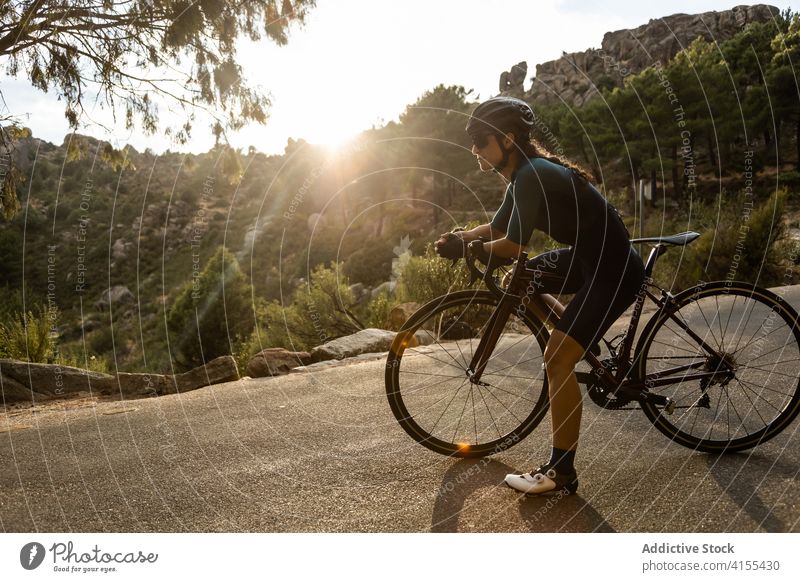 Frau Rennrad horizontal junger Erwachsener Reife Frau fahren Sonnenuntergang 40 Jahre Bewegung Menschen Reiten Sport Athlet Farbbild Fahrradfahren Kopfbedeckung