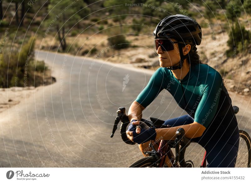 Frau Rennrad horizontal junger Erwachsener Reife Frau fahren Sonnenuntergang 40 Jahre Bewegung Menschen Reiten Sport Athlet Athletik Farbbild Fahrradfahren
