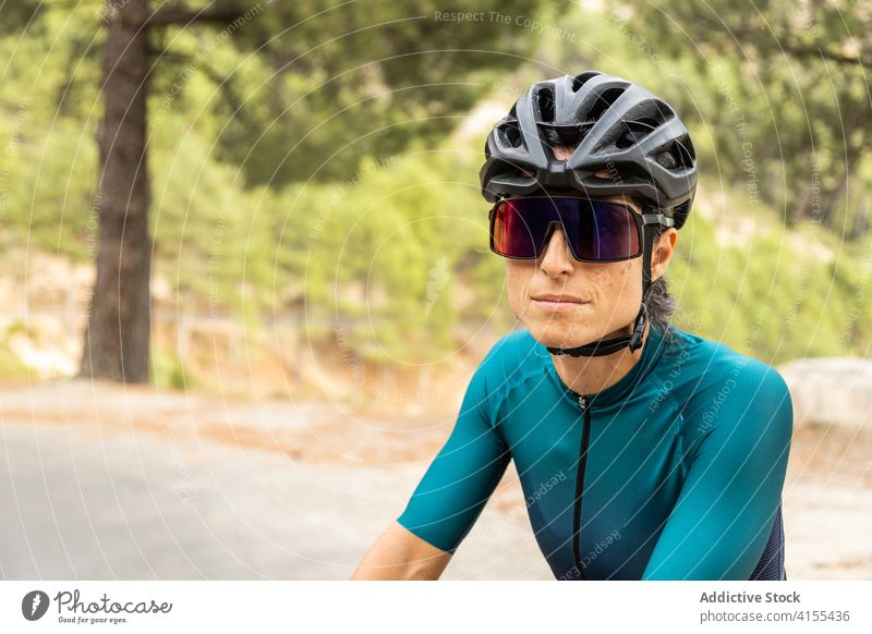 Frau Rennrad horizontal junger Erwachsener Reife Frau fahren Sonnenuntergang 40 Jahre Bewegung Reiten Sport Athlet Athletik Farbbild Fahrradfahren Kopfbedeckung