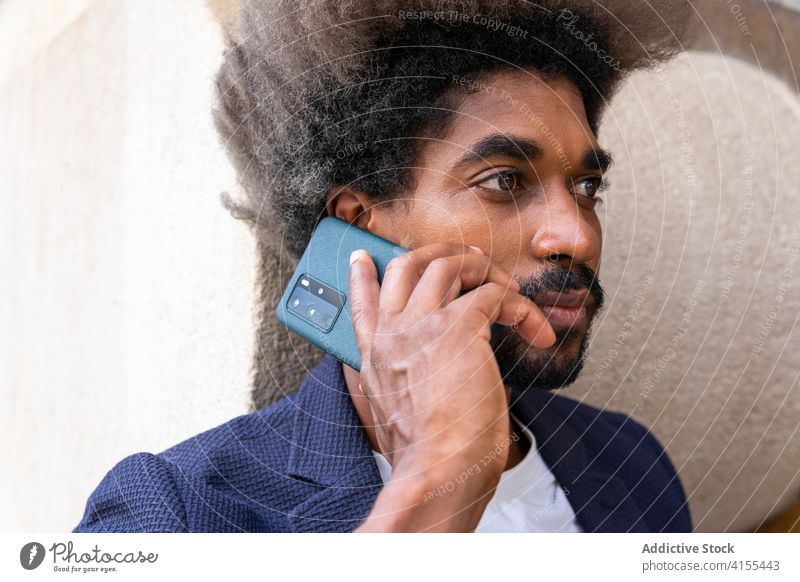 Afrikanischer Mann benutzt sein Mobiltelefon schwarz ethnisch Afro-Look Amerikaner Anzug Business Geschäftsmann Barcelona Straße im Freien Reisender Gerät