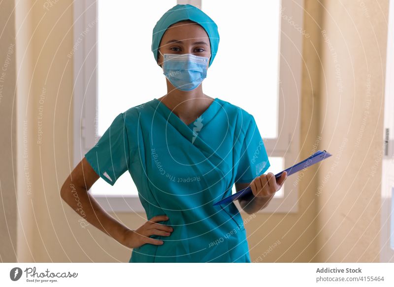 Krankenschwester mit Klemmbrett im Krankenhaus Krankenpfleger schreiben zur Kenntnis nehmen Sanitäter Frau Klinik Zwischenablage Arbeit medizinisch jung