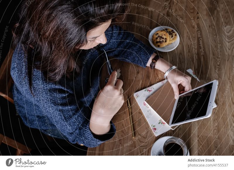 Frau benutzt Tablet im Café bei der Fernarbeit Inbetriebnahme Arbeit Tablette freiberuflich nachdenklich klug abgelegen benutzend Projekt Anschluss Unternehmer