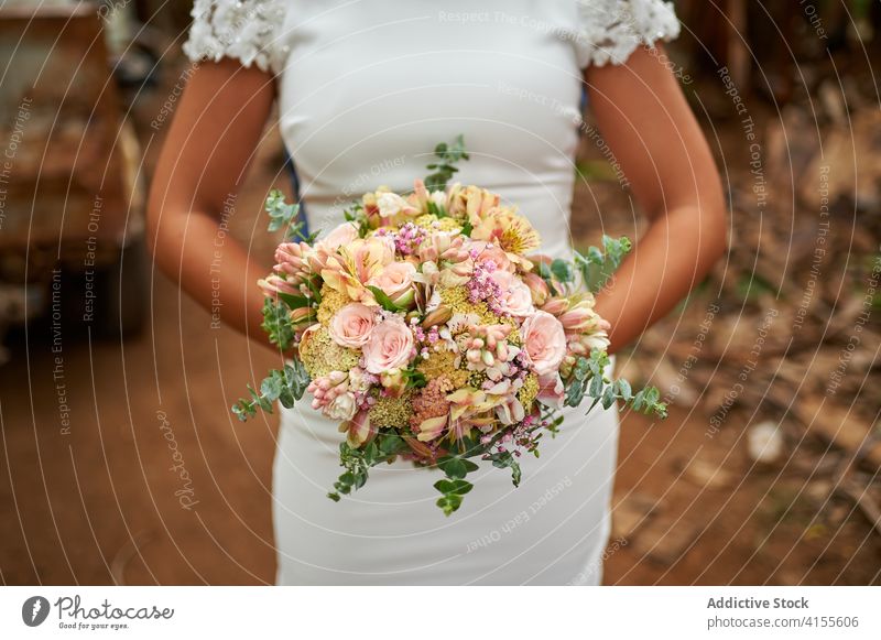 Crop-Braut mit Blumenstrauß auf der Straße Hochzeit elegant Jungvermählter Blüte Frau feiern Veranstaltung romantisch weiß Kleid Heirat Reichtum hochzeitlich