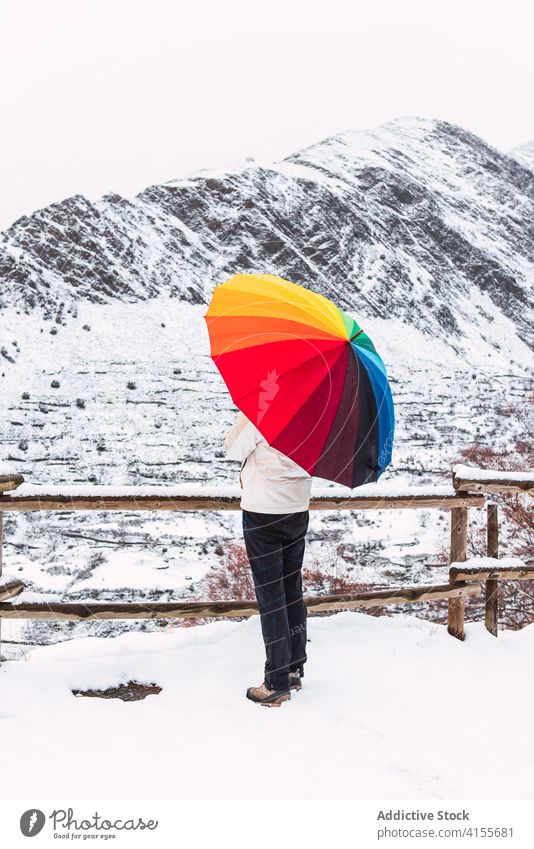 Unbekannte Person unter Regenschirm in den Bergen im Winter Berge u. Gebirge farbenfroh Hochland Schnee genießen Landschaft Winterzeit Pyrenäen Katalonien
