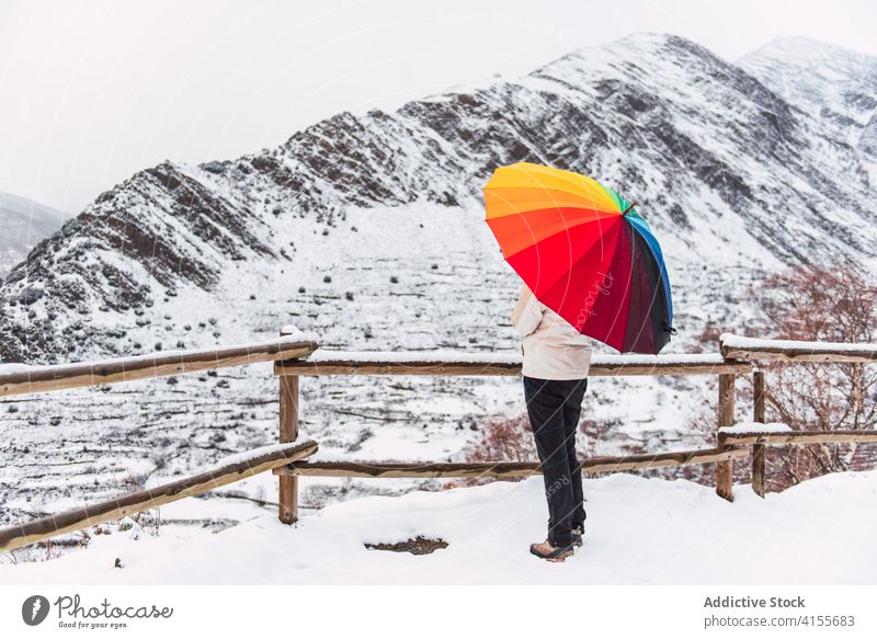 Unbekannte Person unter Regenschirm in den Bergen im Winter Berge u. Gebirge farbenfroh Hochland Schnee genießen Landschaft Winterzeit Pyrenäen Katalonien